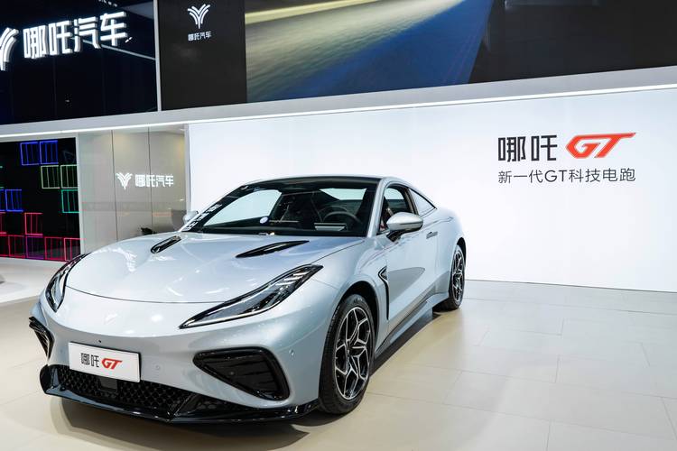 佛山181哪吒汽车在智能汽车领域的表现，领途汽车在新能源汽车市场中的影响力